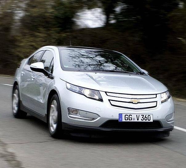 Egal wo der Chevrolet Volt vorfährt, er wird bewundert und regt zur Diskussion an. Schließlich fährt das extravagante US-Car lautlos und völlig emissionsfrei vor. Foto: PH/Auto-Reporter.NET